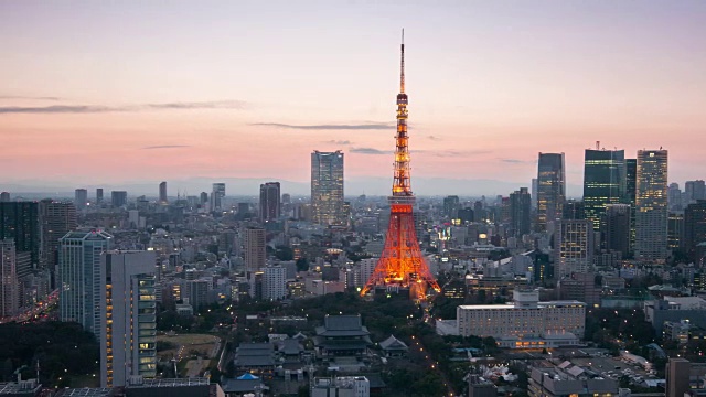 白天到夜晚的时间流逝:东京市景，东京塔鸟瞰日落时间视频素材