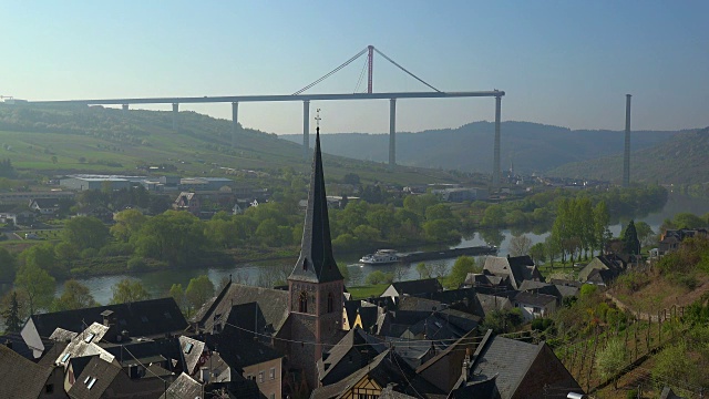 德国莱茵兰-普法尔茨的摩泽尔山谷，葡萄酒村Ürzig和Hochmosel桥建筑工地视频下载