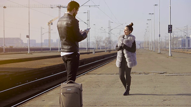 一对年轻夫妇在火车站视频下载