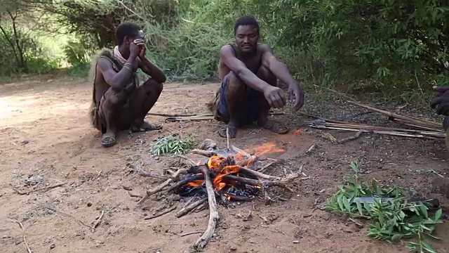 坦桑尼亚，埃亚西湖，哈扎比部落，猎人在吃松鼠和鸽子视频下载