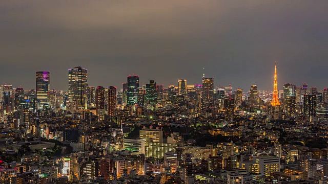 东京塔和建筑物点亮时光流逝视频素材