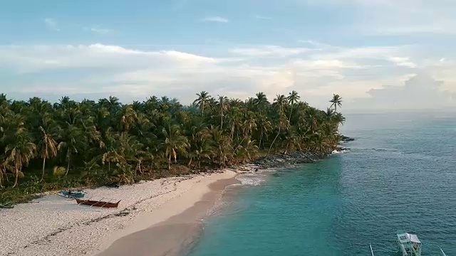 日落时热带岛屿的鸟瞰图(无人机)视频素材