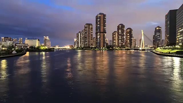 东京筑岛的城市景观，夜幕降临后，船屋的灯光映入眼帘视频素材