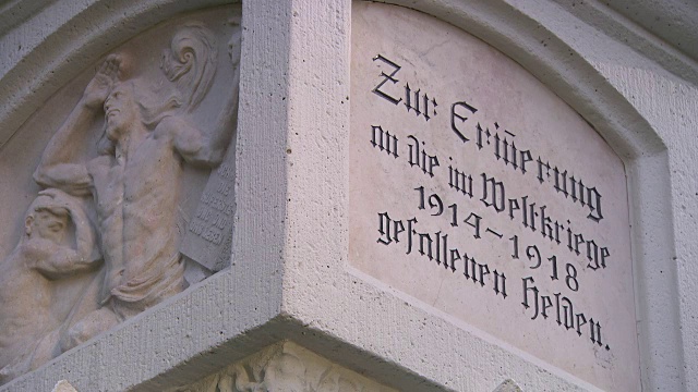 Waldfriedhof - Eagle墓碑在一个墓地在因斯布鲁克02视频下载