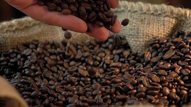 两段抓取咖啡豆的慢动作视频视频素材