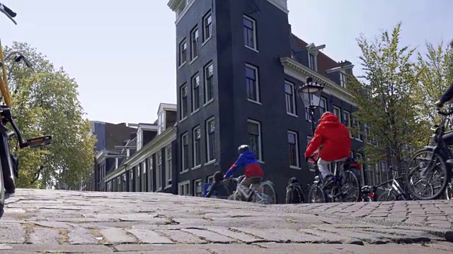阿姆斯特丹运河大厦与自行车游客视频素材
