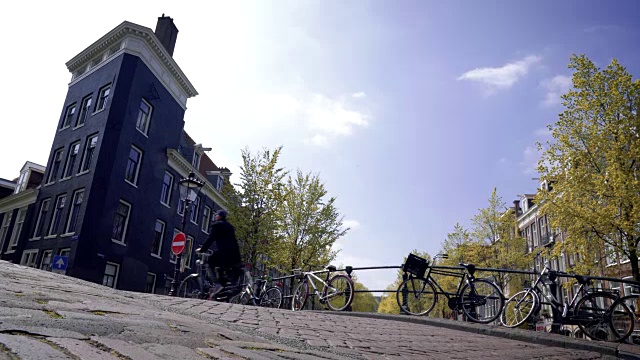 阿姆斯特丹运河桥和自行车游客视频素材