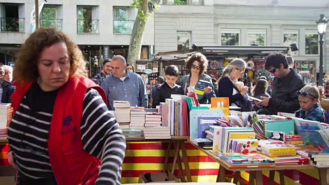 巴塞罗那圣霍尔迪世界图书日的图书街市场视频素材