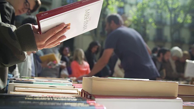 关闭巴塞罗那的图书市场。圣乔迪世界读书日视频素材