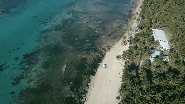 热带岛屿的鸟瞰图(无人机)视频素材
