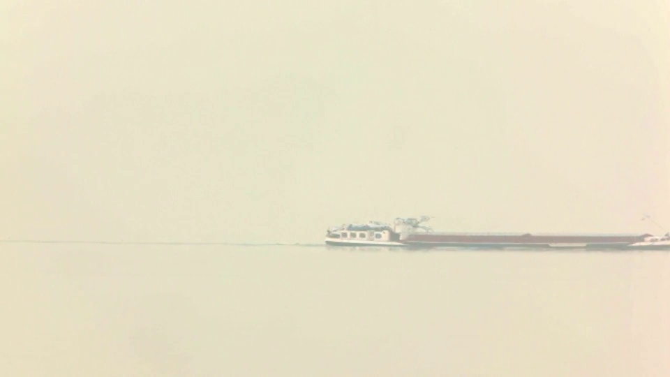 荷兰，Lelystad，一艘货船在迷雾中的IJsselmeer湖上视频下载