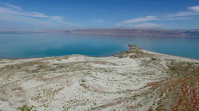 以色列，从空中俯瞰死海附近由地下盐溶解形成的天坑视频下载