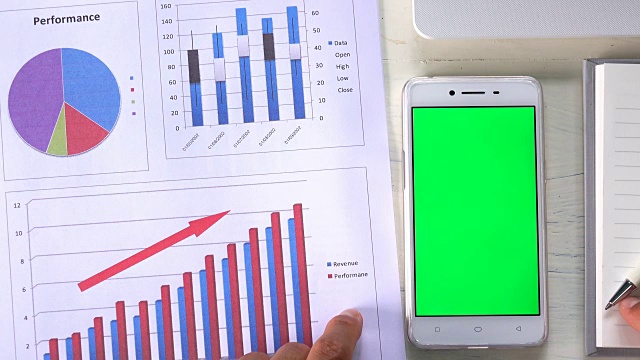 商人使用绿色屏幕的智能手机视频素材