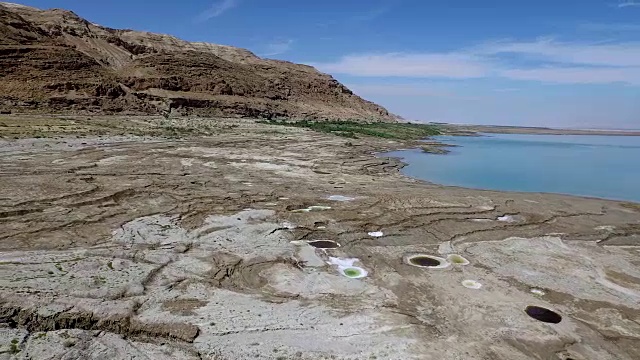 以色列，从空中俯瞰死海附近由地下盐溶解形成的天坑视频下载