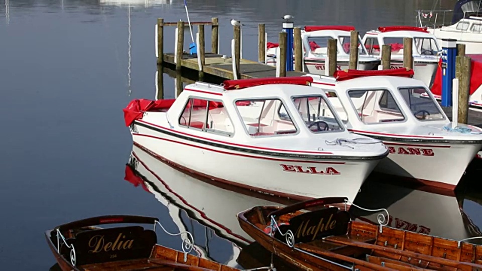 英国安布尔赛德湖区，游客在温德米尔湖上租船。视频下载