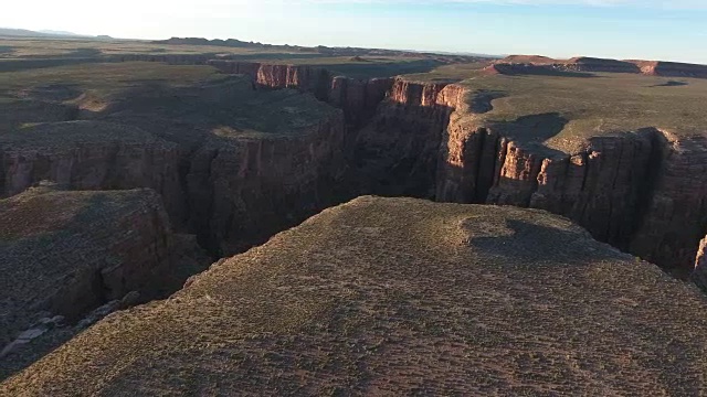 侧面远跟踪大峡谷4k，无人机鸟瞰大峡谷国家公园“小’像大理石峡谷和格伦峡谷。位于亚利桑那州和犹他州沙漠与美丽的晨光和傍晚视频下载