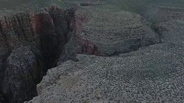 俯瞰大峡谷墙4k，无人机鸟瞰大峡谷国家公园“小’像大理石峡谷和格伦峡谷。位于亚利桑那州和犹他州沙漠与美丽的晨光和傍晚视频下载