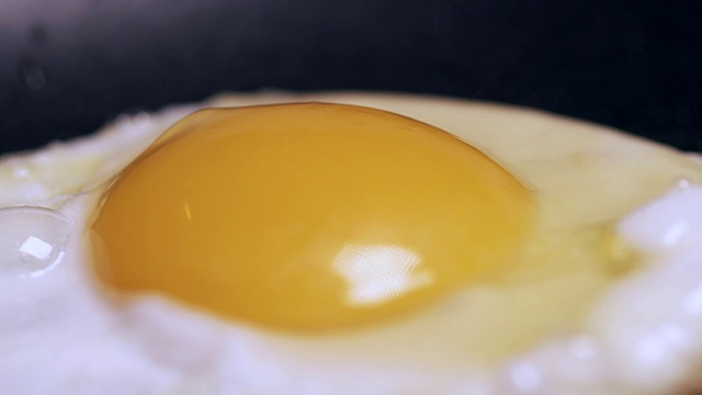 近距离用黄油煮鸡蛋视频素材