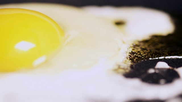 鸡蛋用黄油近距离慢慢煮视频素材