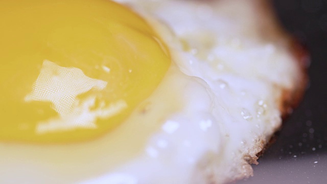 鸡蛋在黄油烹饪近3视频素材