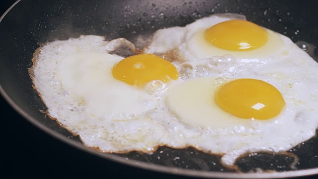 鸡蛋煮在黄油宽2带运动视频素材