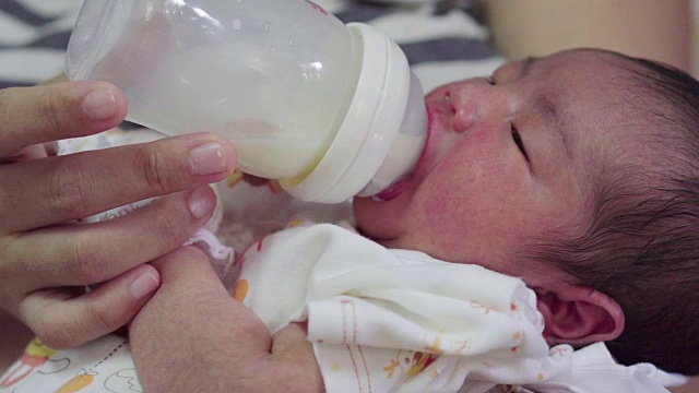母亲用奶瓶喂宝宝视频素材