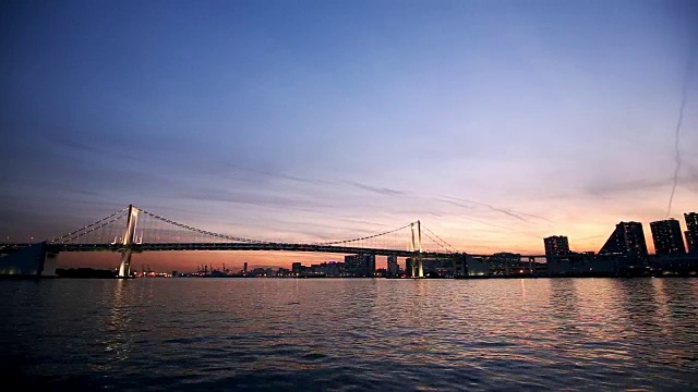 日出时河上的吊桥视频素材