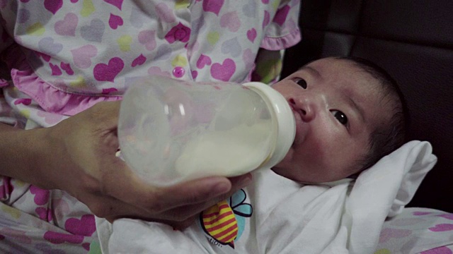 母亲用奶瓶喂宝宝视频下载