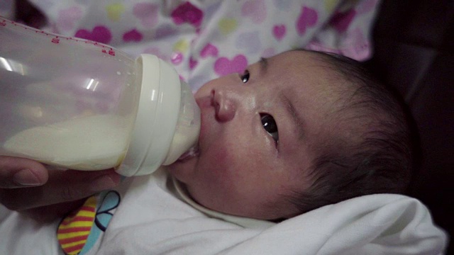 母亲用奶瓶喂宝宝视频下载
