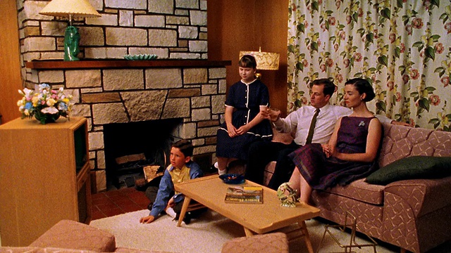 全景式再现家庭在客厅看电视视频素材