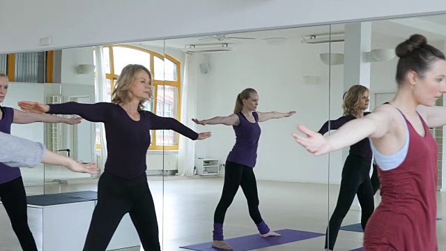 在瑜伽课上指导女性的年轻教练视频素材