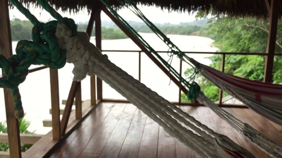 这是厄瓜多尔亚马逊河纳波河附近的junger保护区木质甲板上挂着的空吊床上的强力尼龙绳索的特写镜头。视频素材