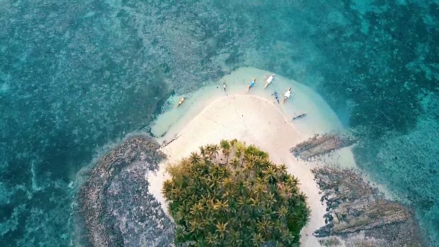 小热带岛屿的鸟瞰图(无人机)视频素材