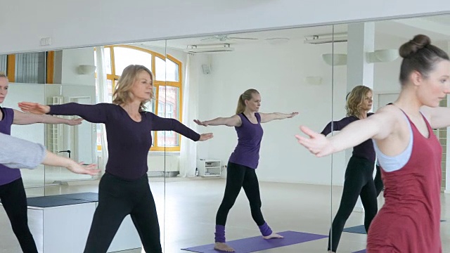 瑜伽教练在健身俱乐部教女性视频素材