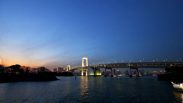 日出时河上的吊桥视频素材