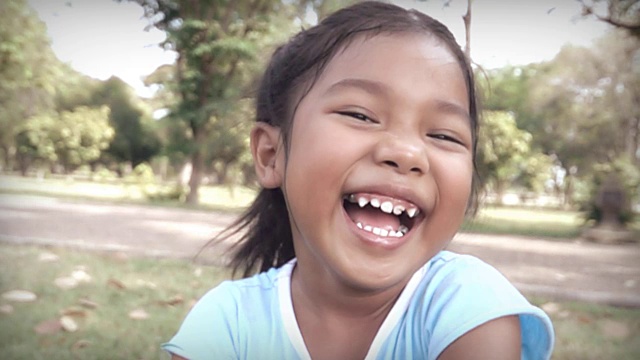慢动作高清:美丽的亚洲小女孩笑了视频下载