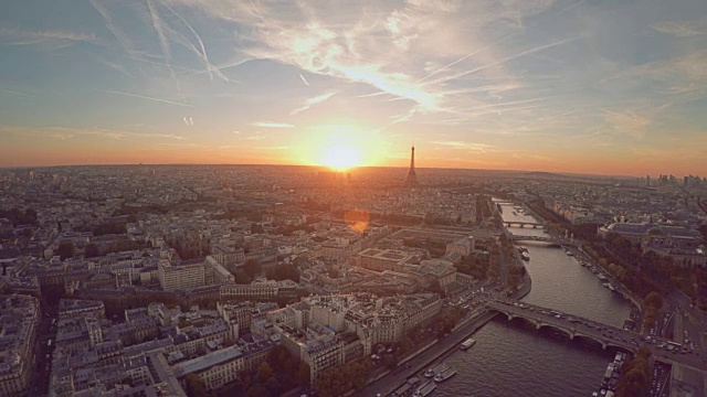 日落时巴黎的鸟瞰图视频下载
