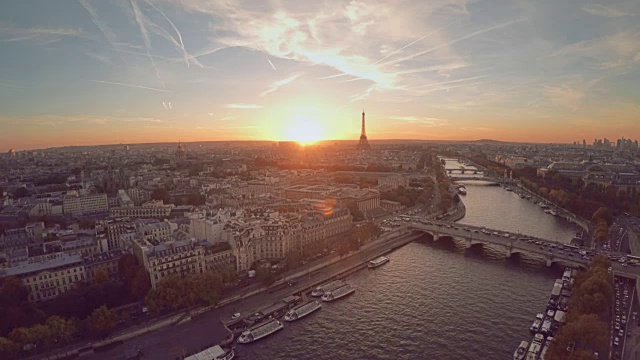 日落时巴黎的鸟瞰图视频素材