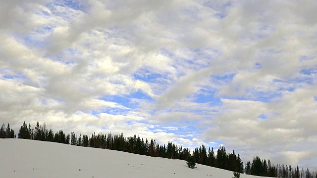 云在快速移动，黄石国家公园，冬天视频下载