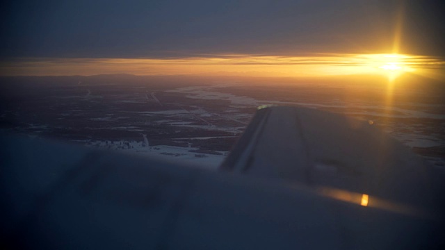 低低的阳光从飞机窗口射进来视频素材