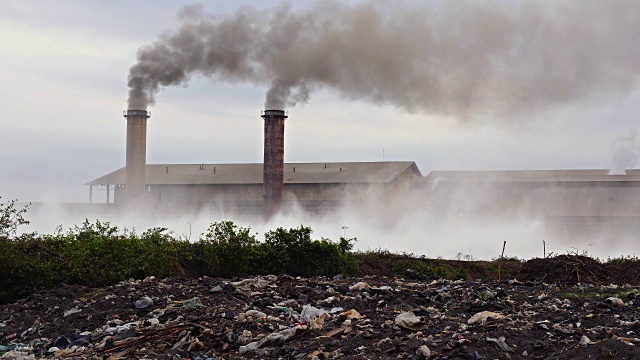 工业和污染概念，4K镜头的烟囱工厂在晚上的乡村时间视频下载