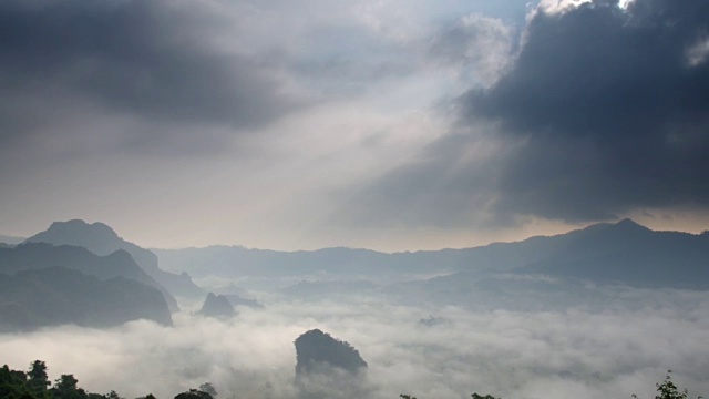 日出时分，雾随山而流，阳光照在府兰卡视频下载