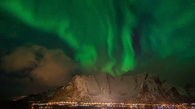 在挪威罗浮敦群岛的夜空和云层上空，4K时间的北极光(北极光)视频下载