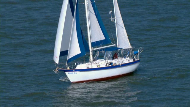 一艘帆船航行在密西西比河上。视频下载