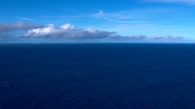 湛蓝的天空俯瞰着太平洋毛伊岛海岸碧蓝的海水。视频素材