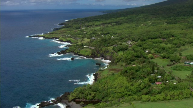 青翠的毛伊岛海岸线俯瞰着太平洋。视频下载