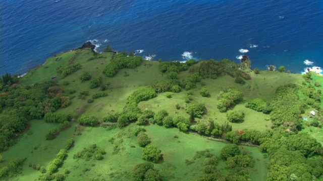 青翠的毛伊岛海岸线俯瞰着太平洋。视频素材