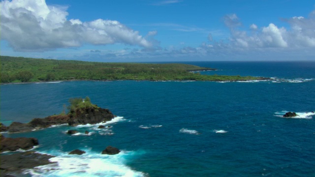 海浪冲刷着夏威夷毛伊岛的岩石海岸线。视频素材