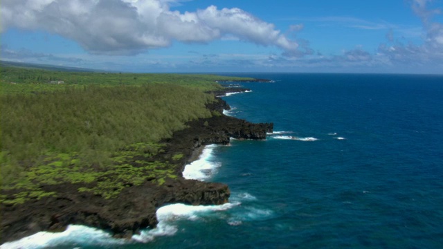 海浪冲刷着夏威夷毛伊岛的岩石海岸线。视频素材