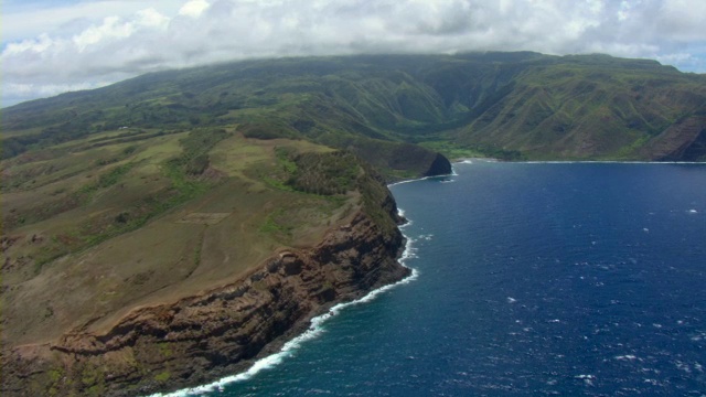 在毛伊岛，一个郁郁葱葱的山谷向海洋倾斜。视频素材